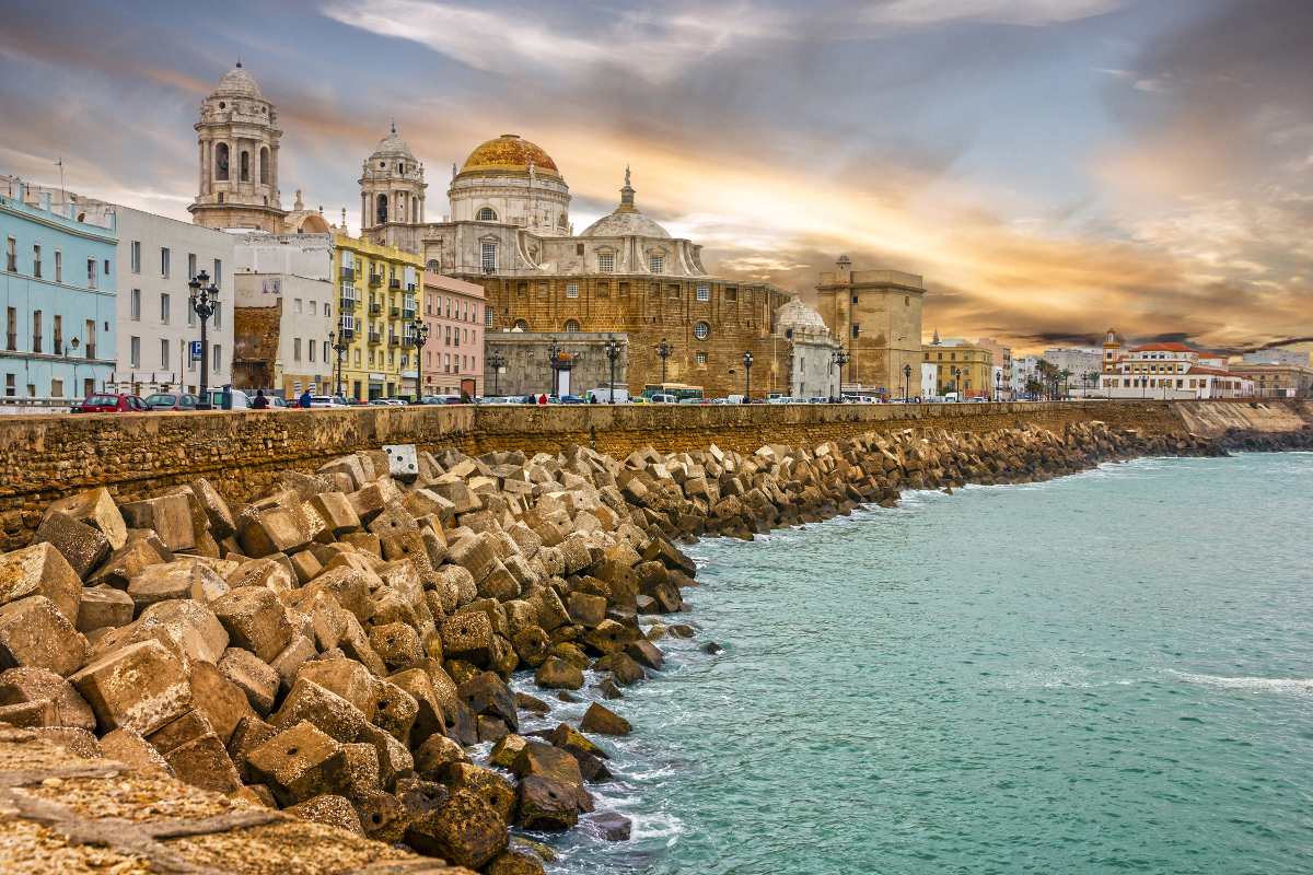 Catedral y vistas del Malecon Cádiz