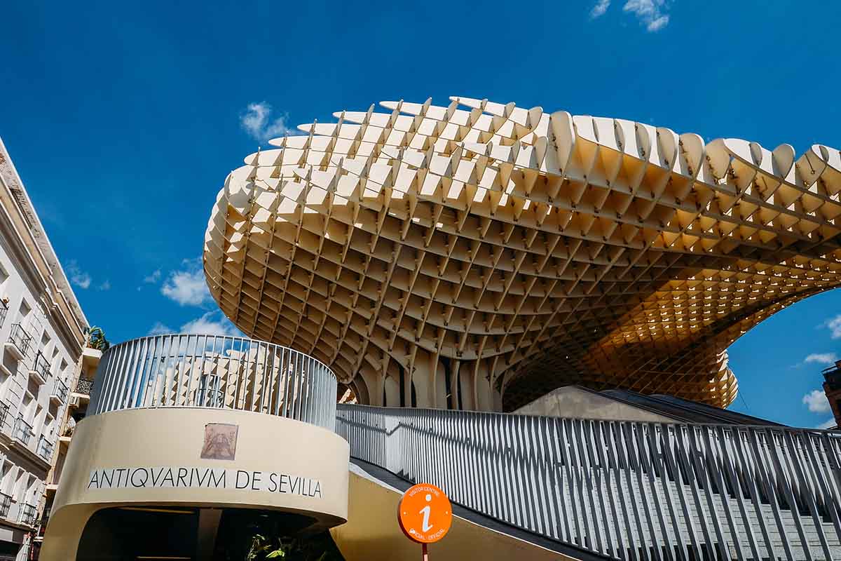 Viaje privado en Sevilla visitando el Metropol Parasol en Andalucía
