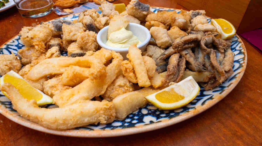 Pescaíto frito: un manjar muy andaluz para degustar en tu viaje 3 Pescaíto frito en Andalucía
